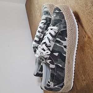 NEW VERY G MARIA CANVAS CAMO PRINTED LOW TOP ESPADRILLE SNEAKERS 8.5